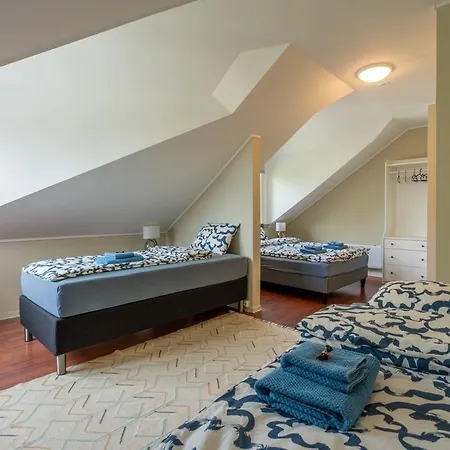 Big, Bright & Beautiful - With 6 Large Bedrooms