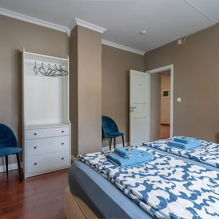 Big, Bright & Beautiful - With 6 Large Bedrooms Apartment *