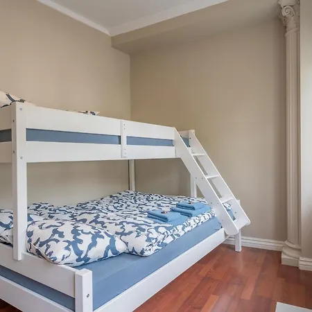 Apartment Big, Bright & Beautiful - With 6 Large Bedrooms