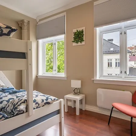 Big, Bright & Beautiful - With 6 Large Bedrooms Appartement Bergen