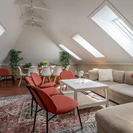 Big, Bright & Beautiful - With 6 Large Bedrooms Lejlighed