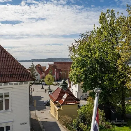 Big, Bright & Beautiful - With 6 Large Bedrooms Bergen