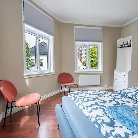 Big, Bright & Beautiful - With 6 Large Bedrooms *