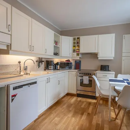 Big, Bright & Beautiful - With 6 Large Bedrooms Lejlighed Bergen