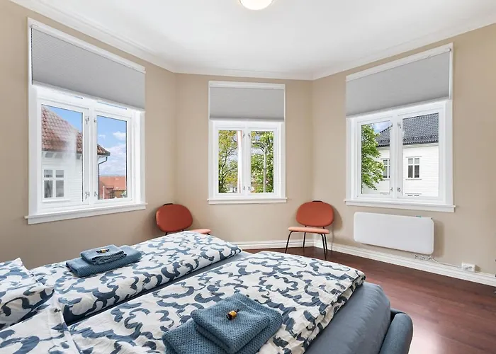 Big, Bright & Beautiful - With 6 Large Bedrooms Bergen