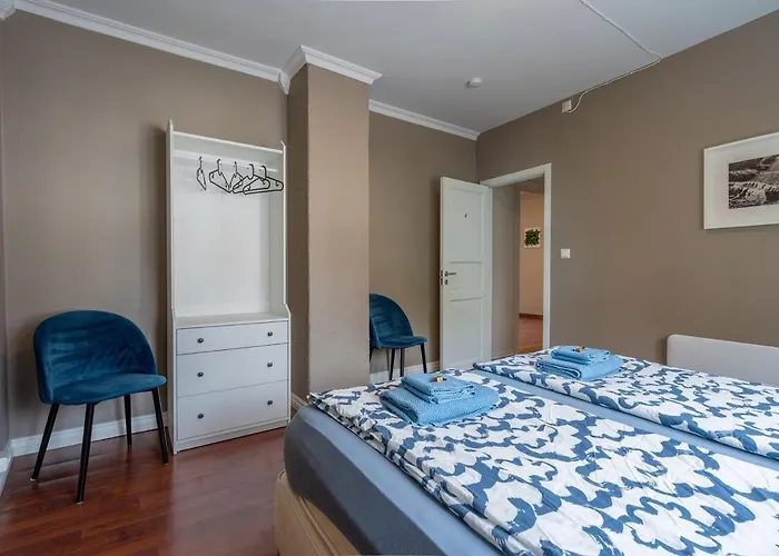 Big, Bright & Beautiful - With 6 Large Bedrooms Apartament *