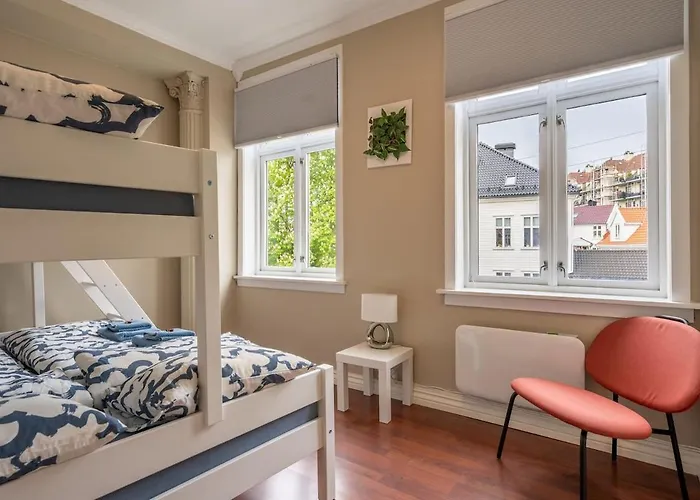 Big, Bright & Beautiful - With 6 Large Bedrooms Apartament Bergen