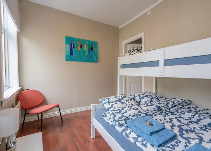 Big, Bright & Beautiful - With 6 Large Bedrooms *