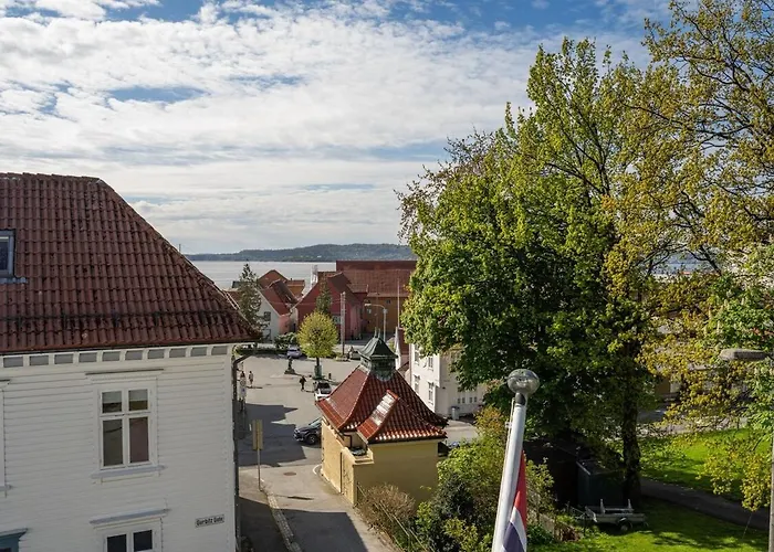 Big, Bright & Beautiful - With 6 Large Bedrooms Bergen