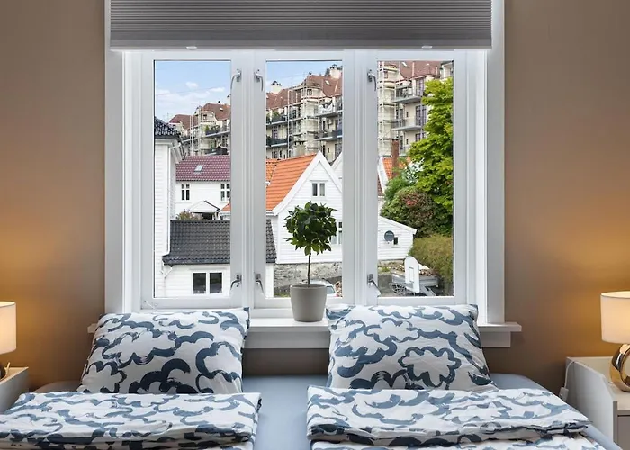 Big, Bright & Beautiful - With 6 Large Bedrooms Apartament *