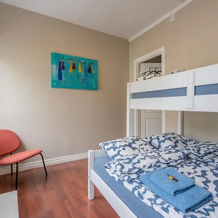 Big, Bright & Beautiful - With 6 Large Bedrooms *