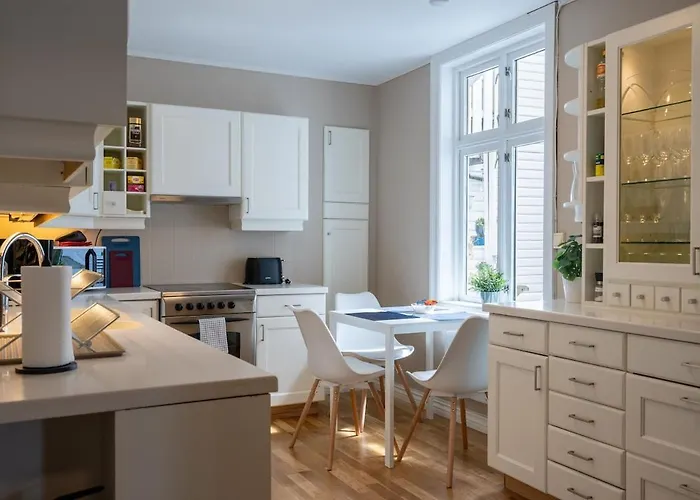 Big, Bright & Beautiful - With 6 Large Bedrooms * 베르겐